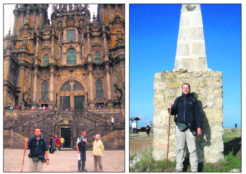 Arturo Gutiérrez, delante de la Catedral de Santiago y junto a un hito del Camino  (Foto: CEDiDAS)