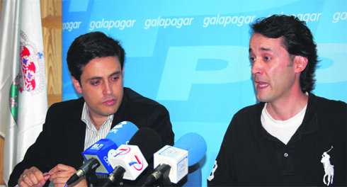 El portavoz del PP, Daniel Pérez, y el edil Carlos Gómez, el lunes en rueda de prensa (Foto: E. P.)