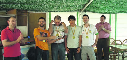 El Magic, con la Copa de campeón  (Foto: AJEDREZ ADC VILLALBA)