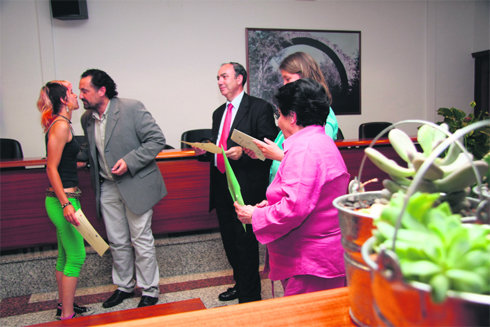 Una de las alumnas de la escuela taller, recibiendo el diploma acreditativo  (Foto: RICARDO M. PEÑA)