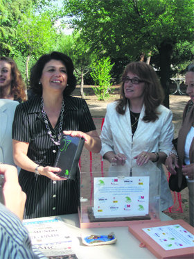 Gádor Ongil, con la directora de Apascovi, Teresa Sánchez  (Foto:  J. F.)