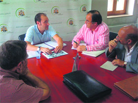 González Velayos, con integrantes de la Asociación de Propietarios de Montencinar  (Foto: Cedida)