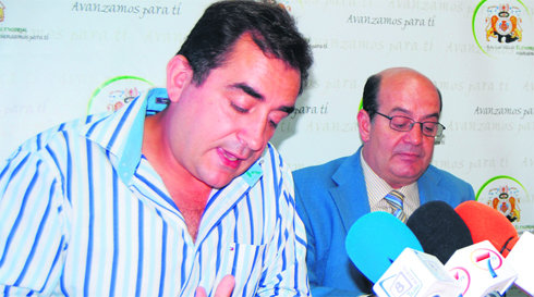 Alberto de Prado, junto al alcalde, Antonio Vicente  (Foto: R. M. P.)