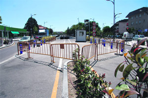 En la página 16, panorámica de la calle Honorio Lozano; y sobre estas líneas, entrada al túnel en Batalla de Bailén, que todavía sigue cerrado al tráfico  (Foto: RICARDO MIGUEL PEÑA)