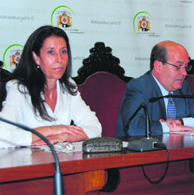 La diputada nacional del PP Eva Durán, junto al alcalde, Antonio Vicente  (Foto: R. M. P.)