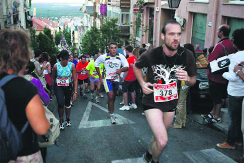 Los corredores, a su paso por Cañada Nueva  (Foto: RUNNERS)