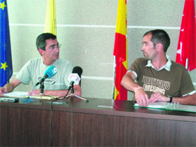 Miguel Ángel Cidoncha, secretario, y Nacho Benito, director deportivo, en la rueda de prensa del lunes  (Foto: E. F.)