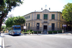 Vista del antiguo colegio de las Carmelitas, en cuya zona deportiva el Ejecutivo pretende poner en marcha una promoción de viviendas de protección  (Foto: E. P.)