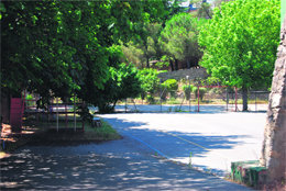 Vista parcial de la zona deportiva del colegio y detalle que recuerda la labor realizada por la Congregación de las Hermanas Carmelitas de la Caridad en San Lorenzo desde 1903  (Foto: E. P.)