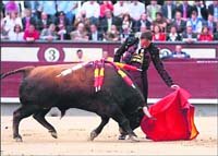 Julio Aparicio, toreando al natural  (Foto: WWW.LAS-VENTAS.COM)