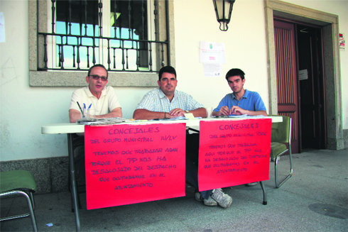 La oposición atiende a los vecinos en la calle  (Foto: R. P.)