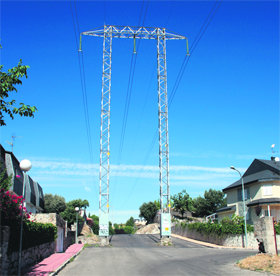 La torre eléctrica de 
la calle Las Columnas, que invade actualmente buena parte de la vía pública desaparecerá del paisaje urbano de Alpedrete  (Foto: CEDIDA)