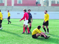 El Galapagar vuelve a Primera en el campo del Carranza  (Foto: EL FARO)