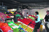 Un puesto de fruta y verdura en el mercadillo  (Foto: RICARDO M. PEÑA)