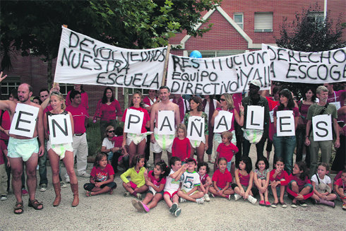 Los padres se manifestaron el martes en pañales  (Foto: E. P.)