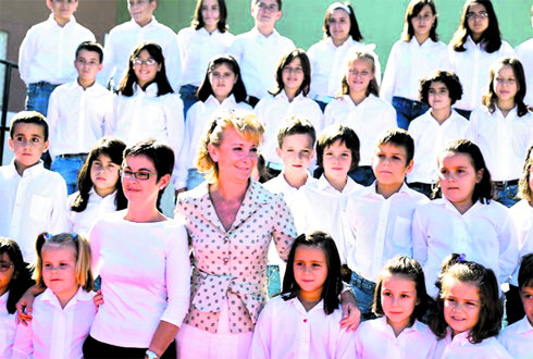 Aguirre, con el coro del colegio Virgen de Navahonda  (Foto: C. M.)