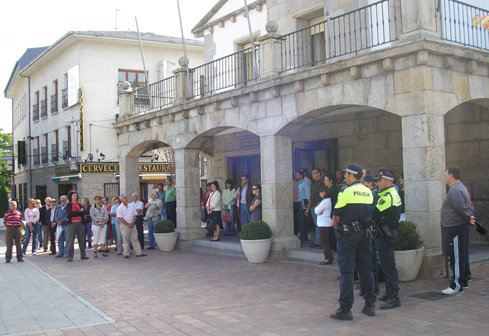 Continuan las muestras de repulsa al atentado de ETA con diferentes concentraciones a las puertas de los ayuntamientos de la región