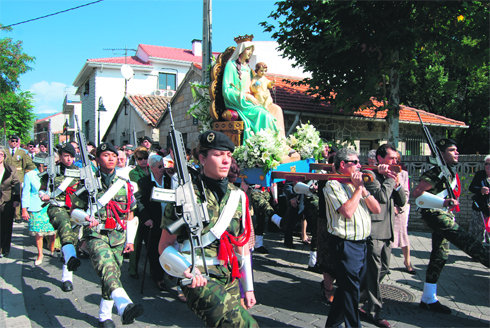 La procesión de la Virgen del Rosario marca el inicio de una semana de fiestas en Moralzarzal.