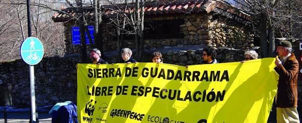 Protesta de los grupos ecologistas el miércoles en El Paular (Foto: C. V.)