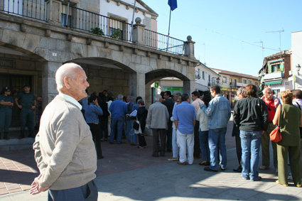 Los vecinos hacían cola desde primera hora de la mañana para acceder al Ayuntamiento