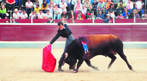 César Jíménez, en su labor ante ‘Maestrito’  (Foto: ÁLVARO BLANCO)