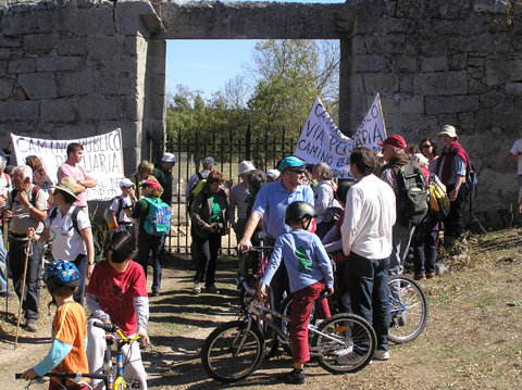 Imagen de los senderistas a las puertas de la finca del hermano de Aguirre (Foto: Cedida)