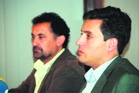 Daniel Pérez, junto a Luis Remacha, en rueda de prensa  (Foto: E. P.)