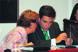 La edil Concepción Martínez, hablando con el alcalde  (Foto: R. M. P.)