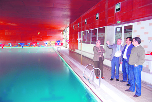 Los responsables municipales, en la piscina  (Foto: Cedida)