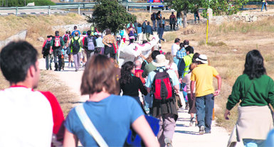 Unas 250 personas participan en la marcha contra el desdoblamiento de la M-601