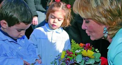 Esperanza Aguirre, en una de las aulas del colegio Los Buíles de Guadarrama  (Foto: C. V.)