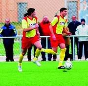 Diego, con el balón controlado, inicia un contraataque escoltado por Galán, con Joaquín unos metros adelantado  (Foto: MARVIC  OTAIZA)