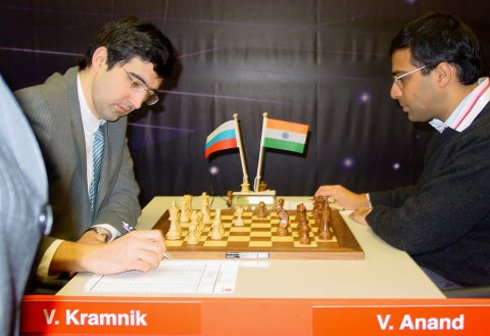 Kramnik y Anand, en un duelo anterior al Mundial de Bonn  (Foto: ARCHIVO)