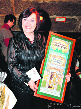 Arriba, la ganadora del primer premio, Carmen Rubio López; y a la derecha, imagen del acto celebrado el pasado viernes en la sala abovedada del Cafetín  (Foto: CEDIDAS)