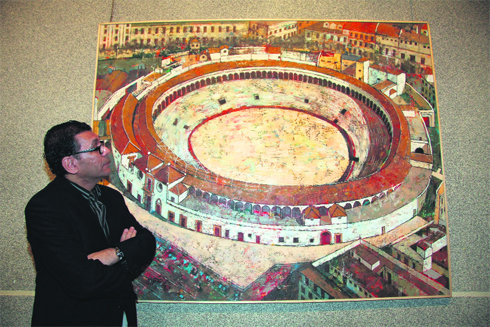 Martín Hanoos, junto a la obra ganadora del certamen, ‘Plaza de toros’  (Foto: R. M. P.)