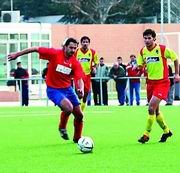 Toñín sigue a un jugador del Coslada, en la última victoria del Villalba el 22 de enero 