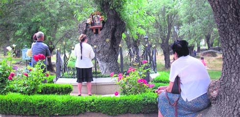 Fieles ante la imagen de la Virgen, en Prado Nuevo  (Foto: ARCHIVO)