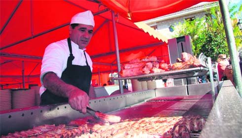 La plaza de la Constitución de Galapagar acoge hasta el domingo la primera Feria del Marisco.