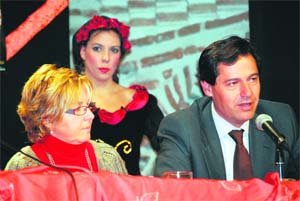 La alcaldesa, Carmen María Pérez del Molino, junto al viceconsejero de Empleo y Mujer, José Ignacio Fernández Rubio  (Foto:  E. P.)