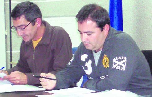 Jacinto Mayoral, a la derecha, junto a Miguel Ángel Cidoncha, en la asamblea del CUC Villalba  (Foto: EL FARO)