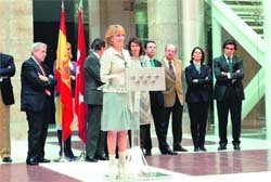 Esperanza Aguirre, acompañada por sus compañeros en el Gobierno regional  (Foto: COMUNIDAD DE MADRID)