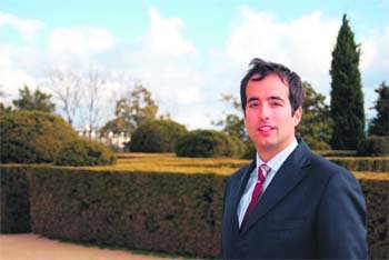 El delegado de Patrimonio Nacional en San Lorenzo de El Escorial, Pablo Larrea, el lunes en el Jardín de los Frailes  (Foto:  E. P.)