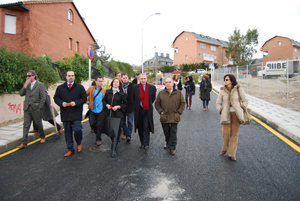 El alcalde de Torrelodones (en el centro de la imagen) inauguró el nuevo vial