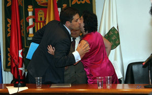 Daniel Pérez (PP) y Carmen Toledano (PSOE) se despiden tras la moción de censura (Foto: E.P.)