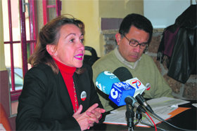 La portavoz socialista, Carmen Andonaegui, junto al concejal José Eduardo Ruiz  (Foto: E. P.)