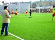 Javier de Lucas, dando instrucciones desde la banda del Municipal a sus hombres 