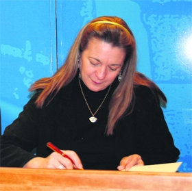 Pilar Manjón, durante la firma celebrada el miércoles  (Foto: A. Ortega)