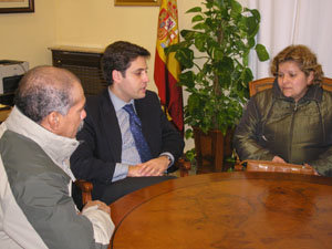 En la imagen, el alcalde, junto a los padres del menor fallecido