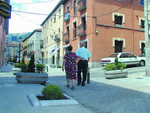 Vista de la calle Juan de Leyva, en San Lorenzo de El Escorial, la localidad de la Sierra donde el descenso en el precio de la vivienda de segunda mano ha sido menos acusado durante el recién terminado 2008, situándose en el 6,2 por ciento. (Foto: ARCHIVO)