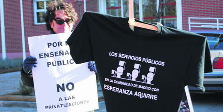 Los manifestantes portaron pancartas con mensajes contra la política del Gobierno regional en materia educativa. (Foto: E. P.)